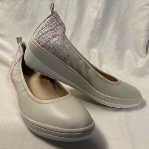 Vionic Women's Cream Leather Slip-On Shoes